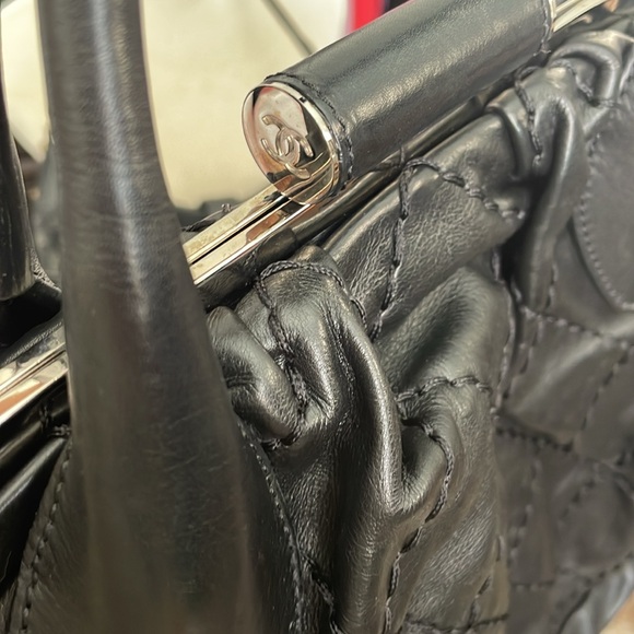 Leather Chanel tote - Picture 3 of 9